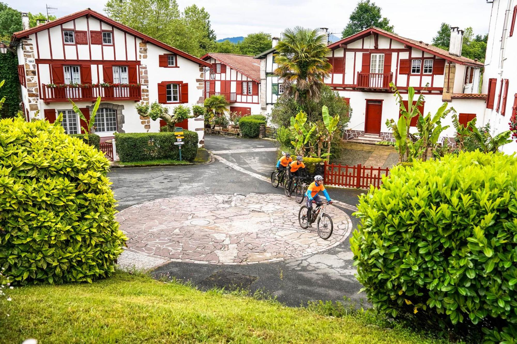 Hotel Ithurria - Teritoria Aïnhoa Buitenkant foto